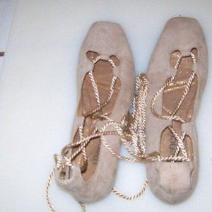 J Renee sz 5.5  Ballet Flats with string ties   closed toe like new